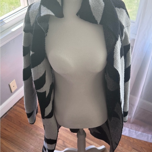 Stylish Black and White Women's Long Cardigan Sweater - Picture 2 of 6